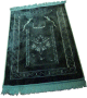 Grand tapis de luxe epais couleur Vert fonce avec motifs discrets indiquant la direction de la qibla