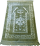Grand tapis de priere luxe epais de couleur vert clair avec motifs discrets indiquant la direction de La Mecque